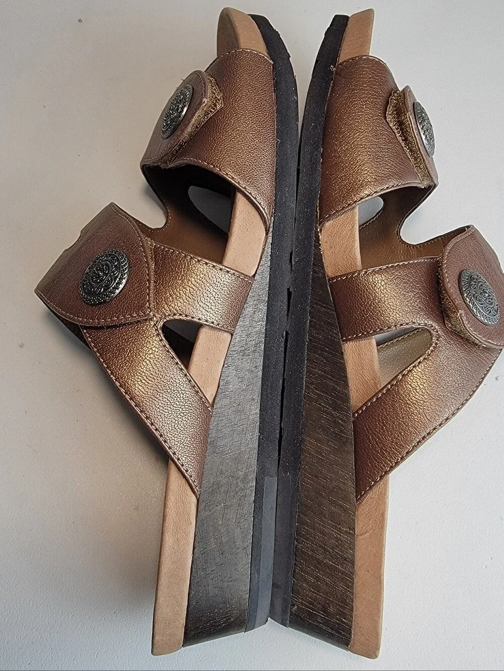 Cobb Hill Heidi Medallion Sandals Adjustable Straps Low Wedge Brown Metallic 10M